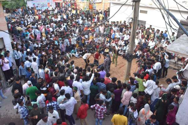 ढोल-ताशों की मातमी धुन के बीच निकला ताजिये का जुलूस