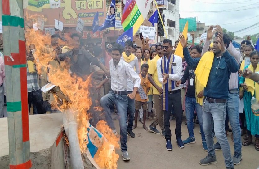 मणिपुर की घटना के विरोध में आदिवासी सेना के मोदी और शाह का पुतला फूंका