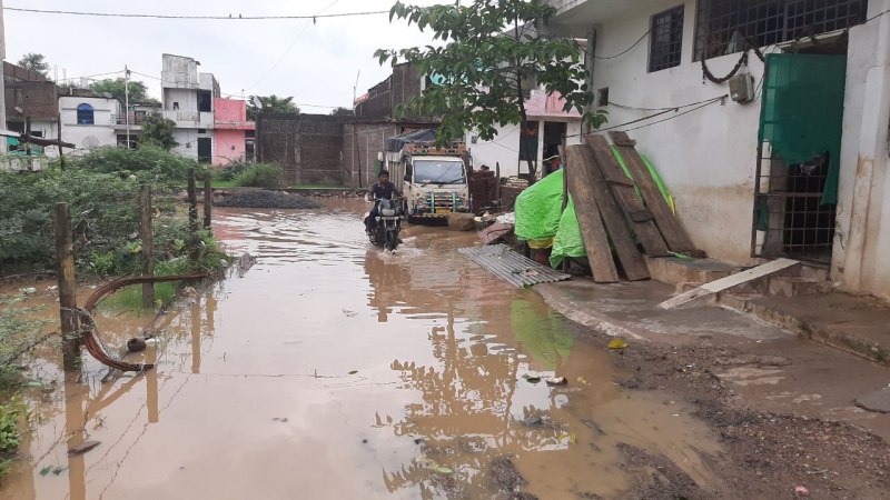 बारिश में बिगड़े अवैध कॉलोनियों के हालात,हर गली में कीचड़ और गंदा पानी