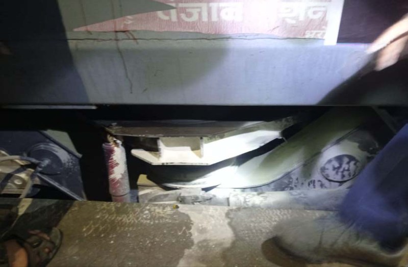 ट्रेन के ब्रेक ब्लॉक होने से पहिये से उठी चिंगारी, यात्रियों में हड़कंप
