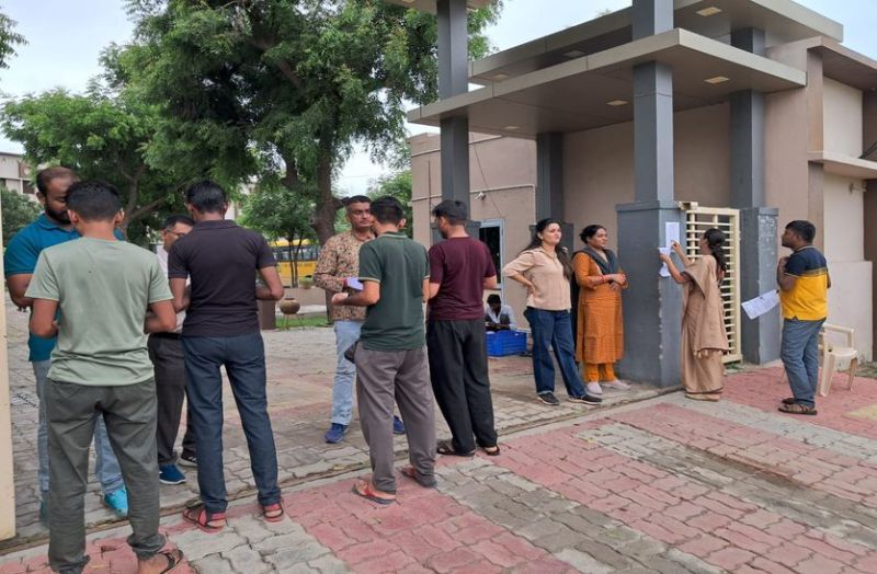 पुख्ता सुरक्षा के बीच हुई वरिष्ठ अध्यापक भर्ती परीक्षा, परीक्षार्थियों की भीड़ से बसों में यात्रियाें को नहीं मिली जगह