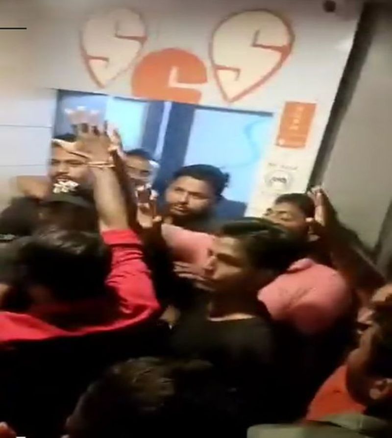 SURAT NEWS : हड़ताल पर उतरे SWIGGY के डिलीवरी बॉयज बिफरे, तोडफ़ोड़