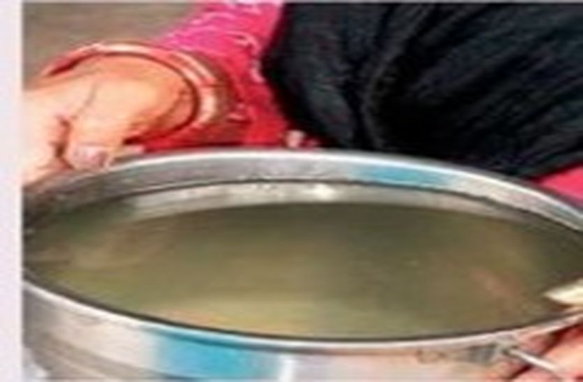 ये तो हद है.... दूषित पानी पिलाकर नगर निगम फैला रहा है हैजा