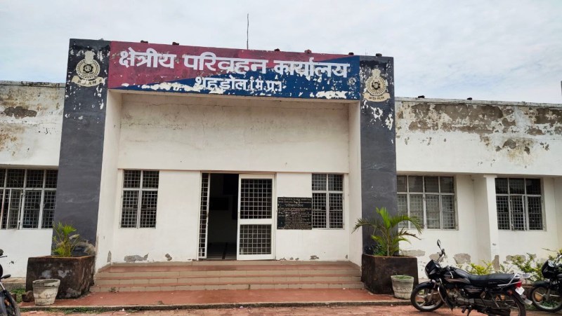 इस जिले में लाइसेंस बनवाने फीस निर्धारित नहीं, बाबू व आरटीओ एजेंट के भरोसे दफ्तर