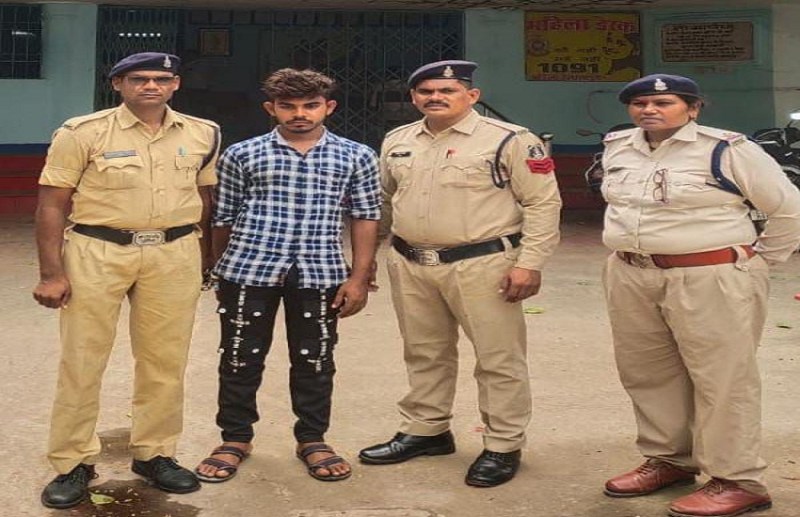 molesting a minor by entering the house through roof Dhamtari Crime