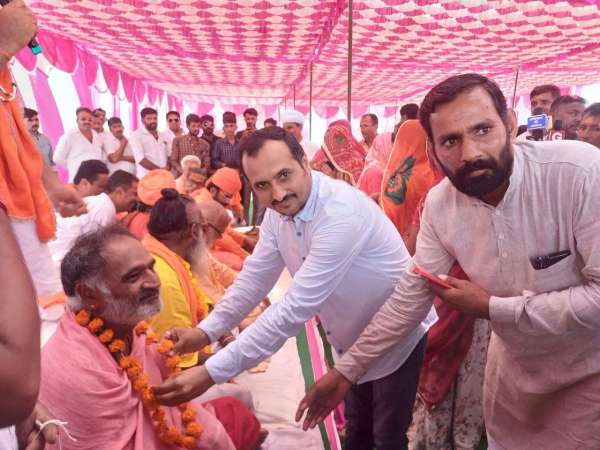 बालोतरा में परिक्रमा यात्रा में संतों का स्वागत करते श्रद्धालु