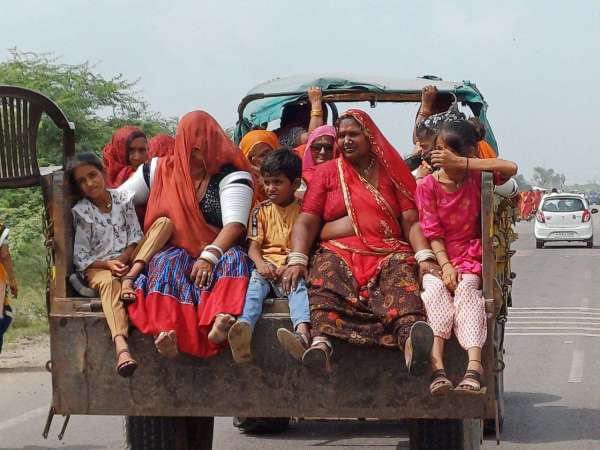 बालोतरा में परिक्रमा यात्रा मैं शामिल मंडली में भजन करती महिलाएं