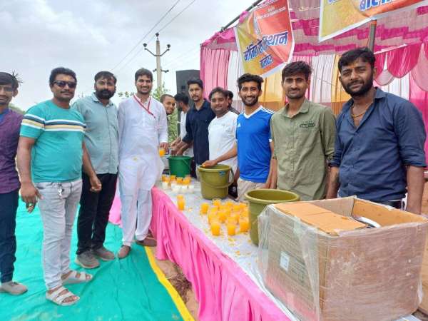 बालोतरा में परिक्रमा या यात्रा मार्ग में श्रद्धालुओं की सेवा करते लोग