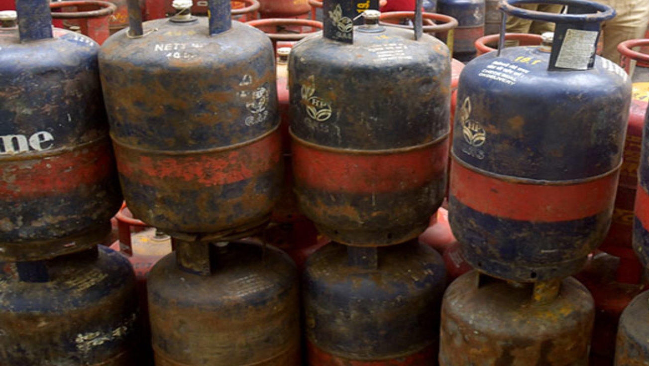 LPG Cylinder Price: यूपी में इन शहरों में 100 रुपए कम हुआ एलपीजी गैस सिलेंडर का दाम, जानिए कितने का मिल रहा सिलेंडर