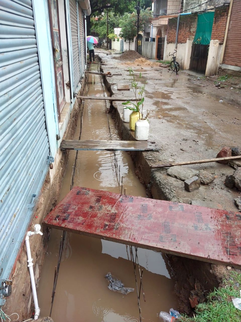 रीवा शहर के पॉश कॉलोनी नेहरू नगर में पानी निकासी की समस्या