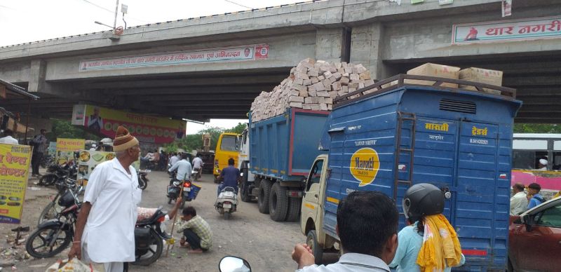यातायात के बीच दौड़ता रहा पत्थरों से ओवरलोड डम्पर, पुलिस तैनात, फिर भी रोका नहीं...