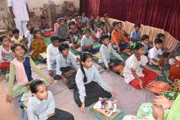 नि:शुल्क विद्यालय में किन्नर पहुंचे