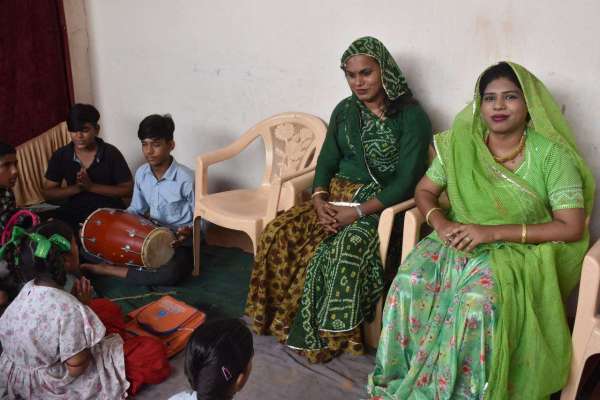 नि:शुल्क विद्यालय में किन्नर पहुंचे