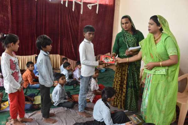 नि:शुल्क विद्यालय में किन्नर पहुंचे