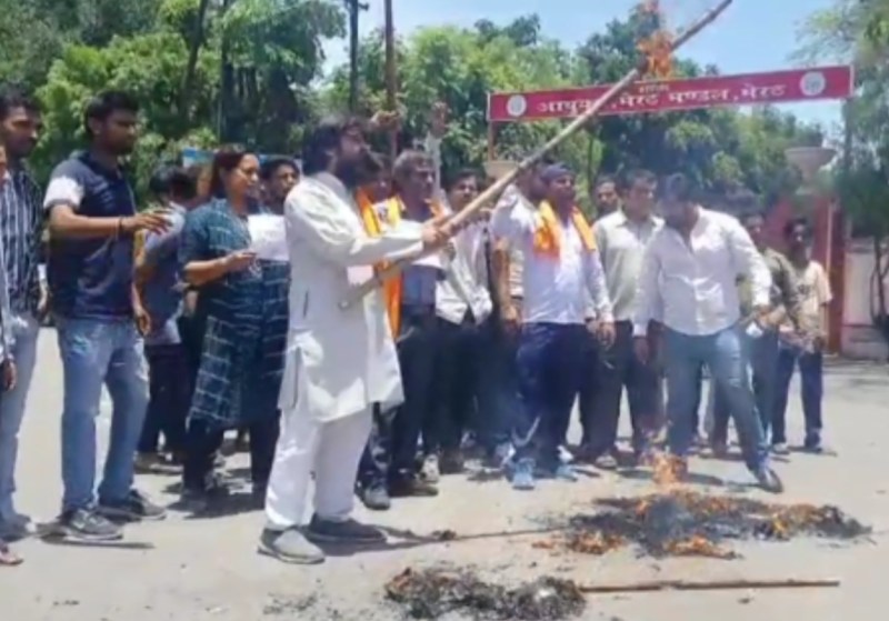 Meeurt : नुंह हिंसा के विरोध में पश्चिम यूपी में विहिप और बजरंग दल का प्रदर्शन, जिहादियों के पुतले फूंके