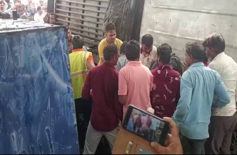 भीषण सड़क हादसा-यात्रियों से भरी बस पलटी, नीचे दबकर हो गई मौत