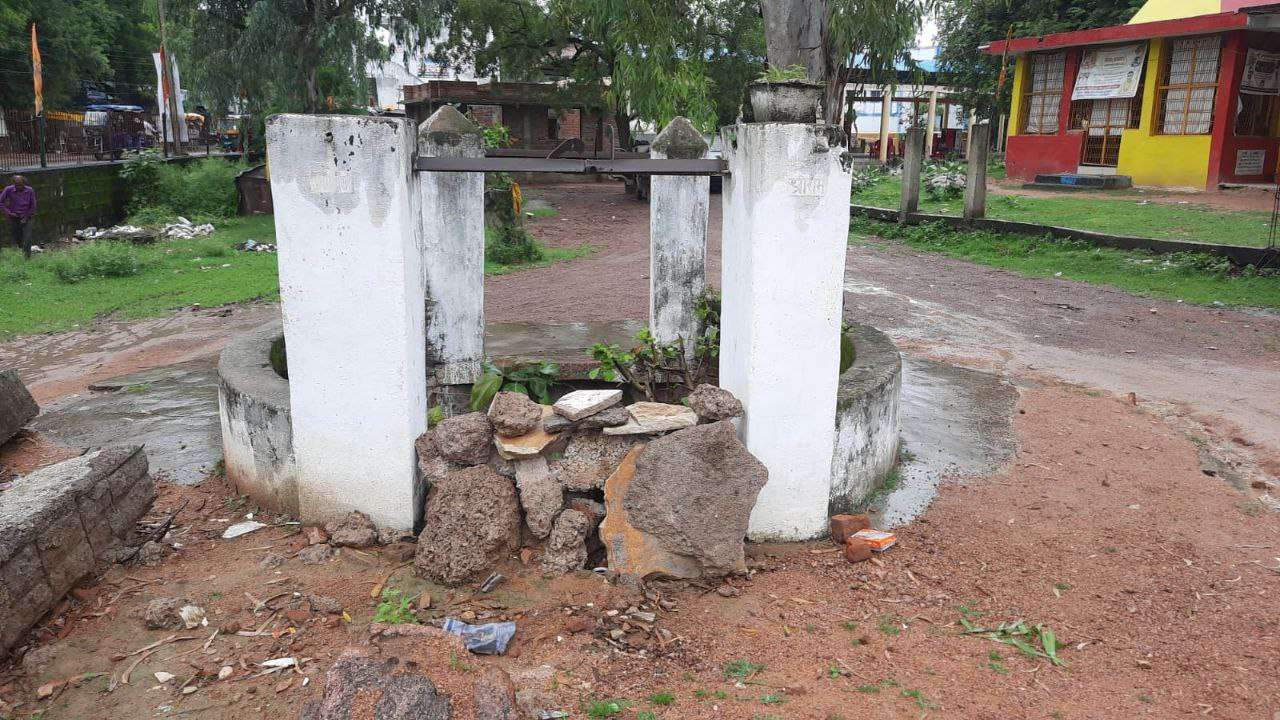 सावन के महीने में भी सूखा है मोटे के महावीर मंदिर स्थित कुआं