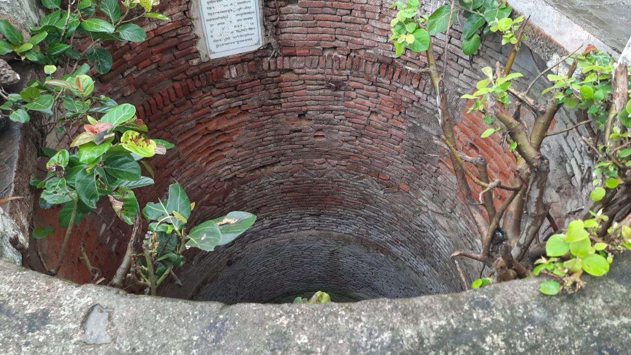 सावन के महीने में भी सूखा है मोटे के महावीर मंदिर स्थित कुआं