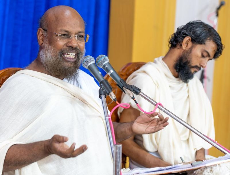 हम दूसरों के जीवन में आग लगाने की बजाय बाग लगाएं : संत ललितप्रभ