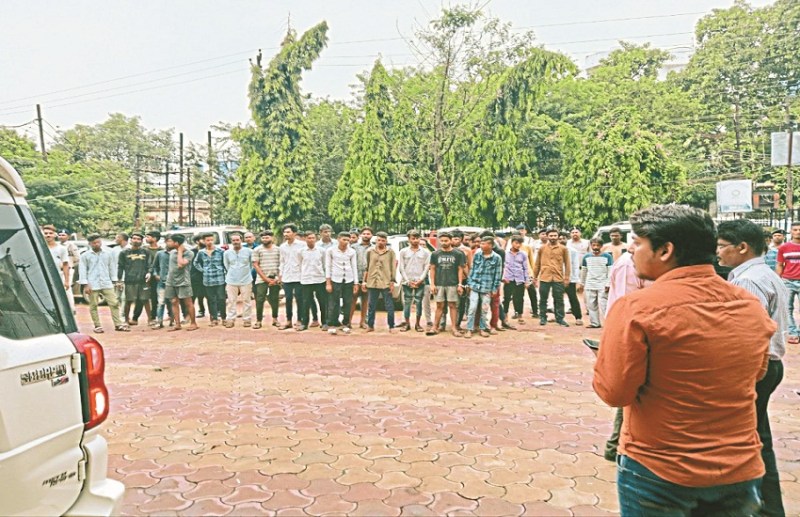 Strictness on hooligans and miscreants: the police conducted a parade after picking them up from home at 5 am