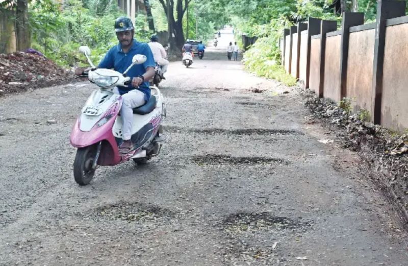 ‘गड्ढों’ से परेशान शहर की जनता