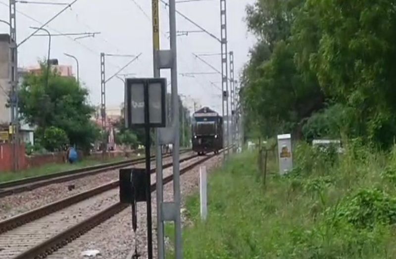 राजधानी में पहली बार ऐसी घटना : गेटमैन बातों में लगा रहा, खुला रह गया फाटक, वाहनों को रोक ट्रेन को किया रवाना