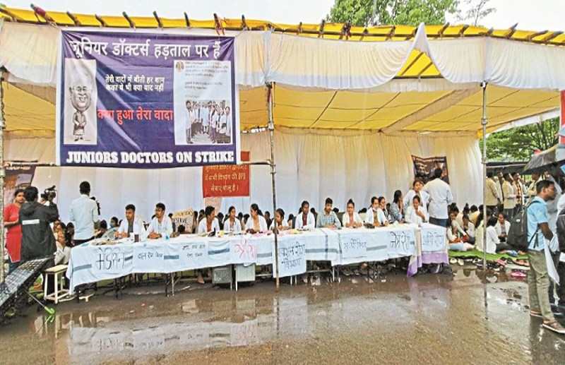 3000 junior doctors together on indefinite strike