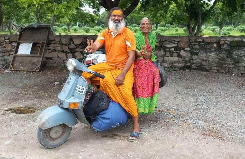 मां को 25 साल पुराने स्कूटर से करवा रहा तीर्थ यात्रा