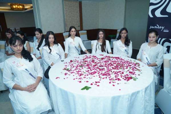 Meditation Export gave tips to the top finalists on the fourth day