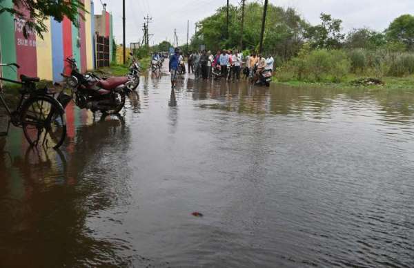 राजधानी के भाठागांव से काठाडीह जाने वाले मार्ग पर बड़ा नाला का पानी सड़क पर आ गया है।