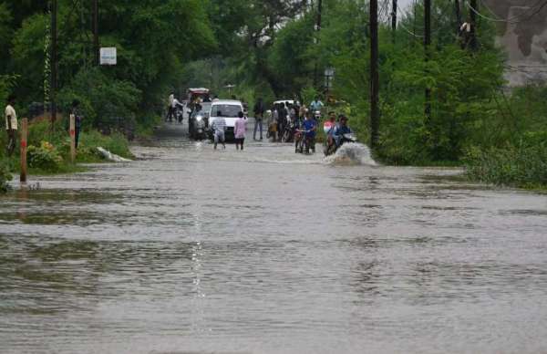  इसके बावजूद लोग जान जो खिम में डालकर पार करते नजर आए।