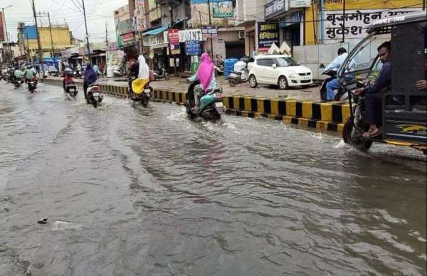 सुन्दर नगर में जल भराव सड़क पर पाइपलाइन फंटने से