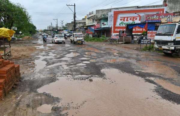 बारिश के बाद भाठागांव सड़क का हाल