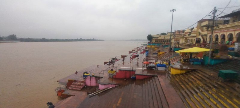 रात भर से बारिश जारी, उफान पर आई नर्मदा, 20 फीट बढ़ेगा जलस्तर, प्रशासन ने किया अलर्ट