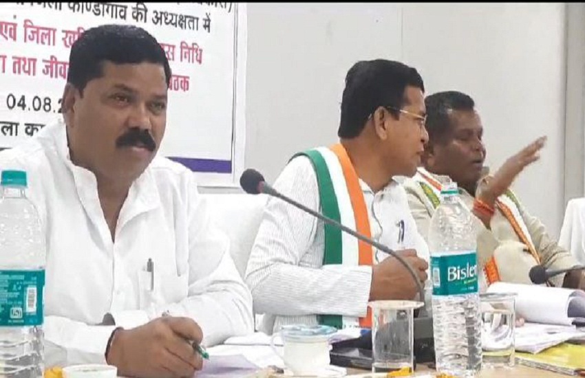 ट्राइबल मंत्री मोहन मरकाम ने अधिकारीयों की ली खास मीटिंग, इन विकास कार्यों पर की चर्चा, देखें VIDEO