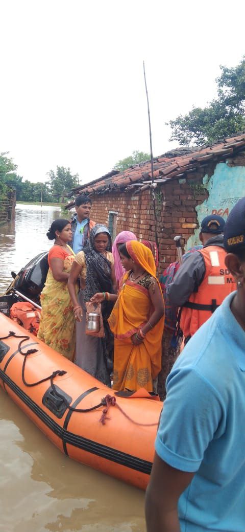 LIVE VIDEO गांव में भरा बारिश का पानी, पीछे थी नदी, 200 से ज्यादा फंसे
