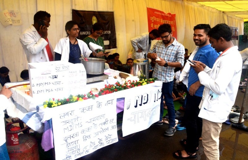 Junior Doctor's on Strike : पहली बार ऐसा प्रदर्शन... जूनियर डॉक्टरों ने चाय बेचते हुए मरीजों का किया इलाज