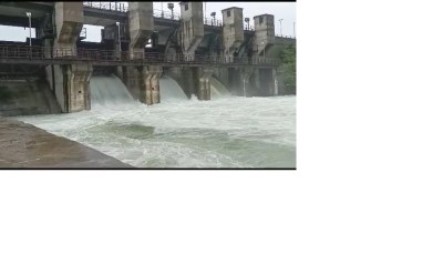 VIDISHA...बघर्रु बांध के तीन गेट खोले, पुल पर सात फीट पानी आने से रास्ता बंद