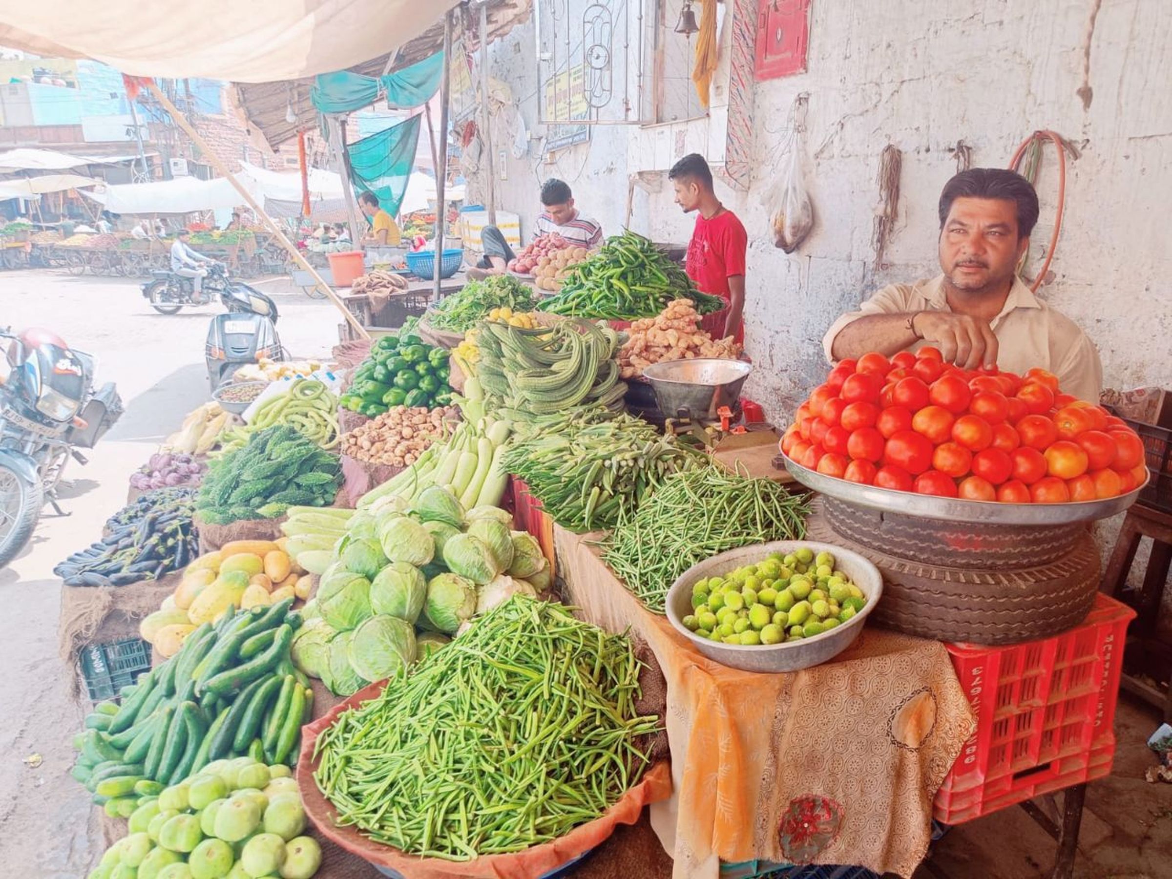 महंगाई की मार: पेट्रोल 108 रुपए लीटर, जबकि टमाटर बिक रहा 200 से 240 रुपए किलो