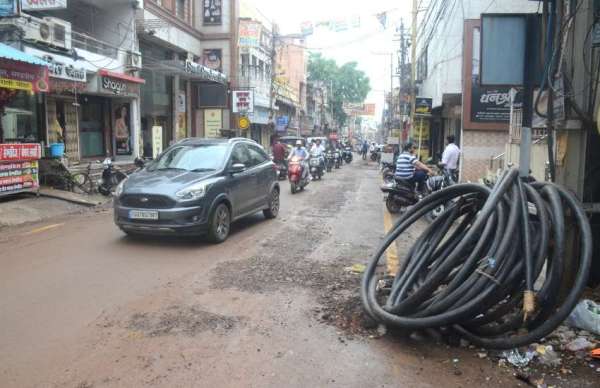 राजधानी की मुख्य सड़कें पिछले कई महीनों से गड्ढों से अटी पड़ी है।