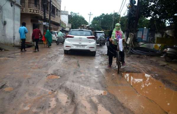 राजधानी की मुख्य सड़कें पिछले कई महीनों से गड्ढों से अटी पड़ी है।