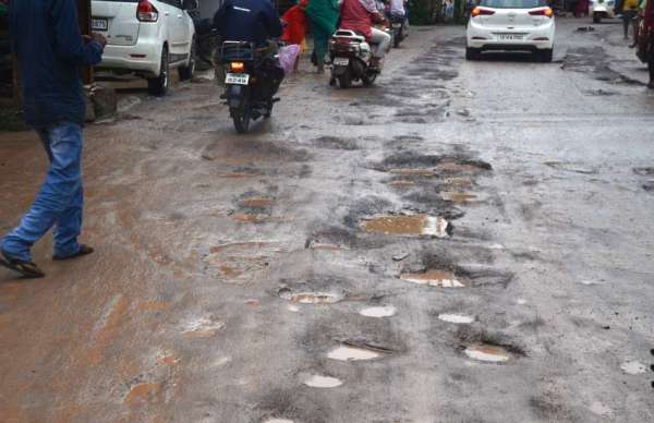 राजधानी की मुख्य सड़कें पिछले कई महीनों से गड्ढों से अटी पड़ी है।