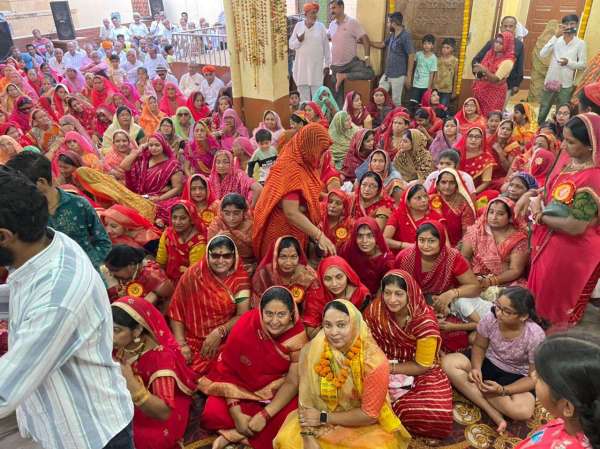 भागवत कथा में पहुंचे श्रद्धालु