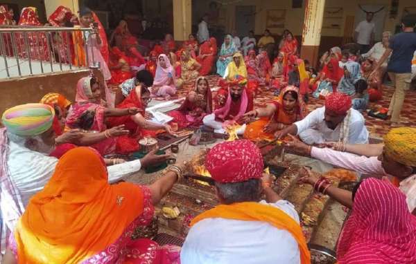 यज्ञ में आहूतियां देते श्रद्धालु