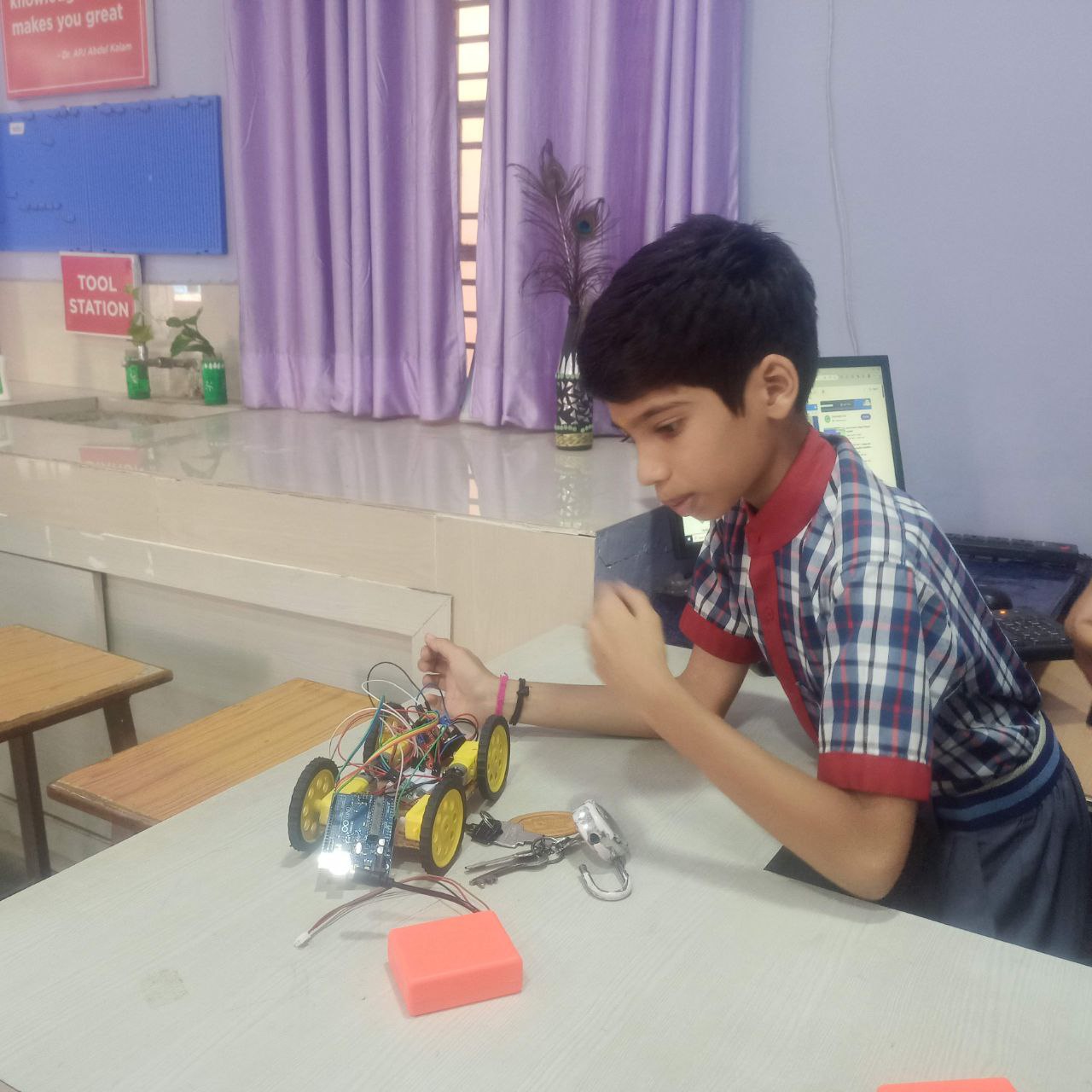 एआइ की मदद से 7वीं के छात्रों ने बना दी टॉय कार