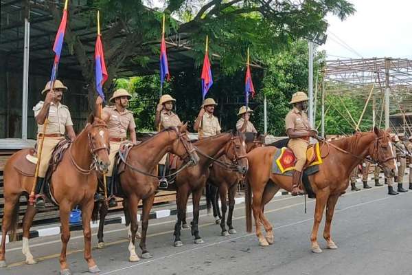 स्वतंत्रता दिवस परेड के लिए तमिलनाडु पुलिस बल के जवानों ने की रिहर्सल