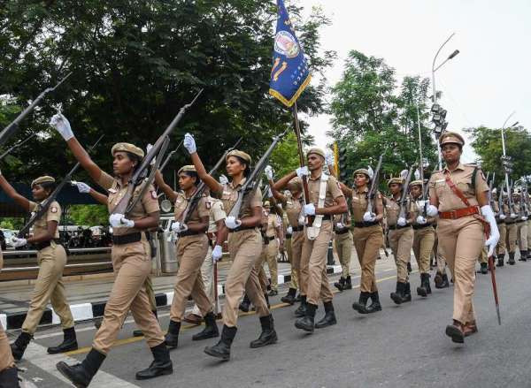 स्वतंत्रता दिवस परेड के लिए तमिलनाडु पुलिस बल के जवानों ने की रिहर्सल