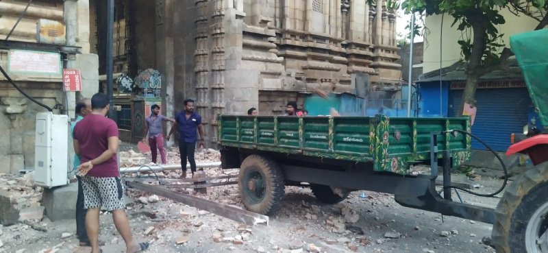 श्रीरंगम श्रीरंगनाथस्वामी मंदिर के पूर्वी प्रवेश स्तंभ की दीवार का एक हिस्सा ढहा