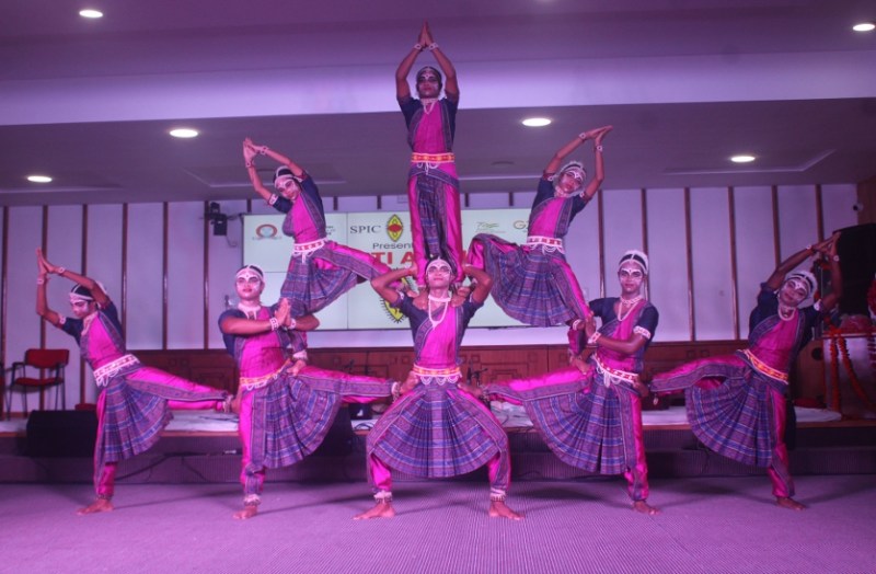 महिलाओं की वेशभूषा में युवाओं ने किया नृत्य, राधा-कृष्ण व जगन्नाथ की मुद्रा बनाईं