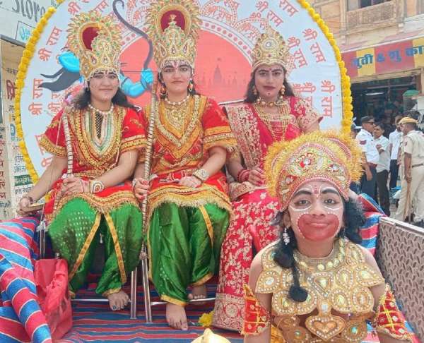  आकर्षण का केन्द्र बनी झांकी